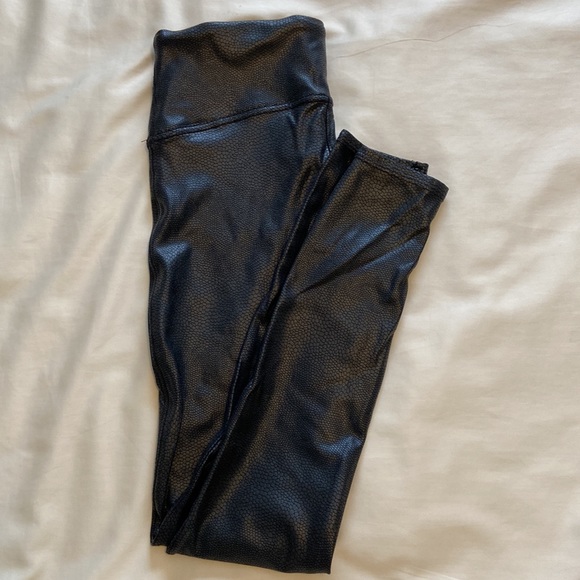 Spanx EUC faux leather snakeskin leggings size medium - Picture 3 of 4